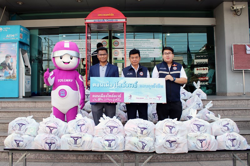 iving relief bags to flood victims in Rangsit City Municipality